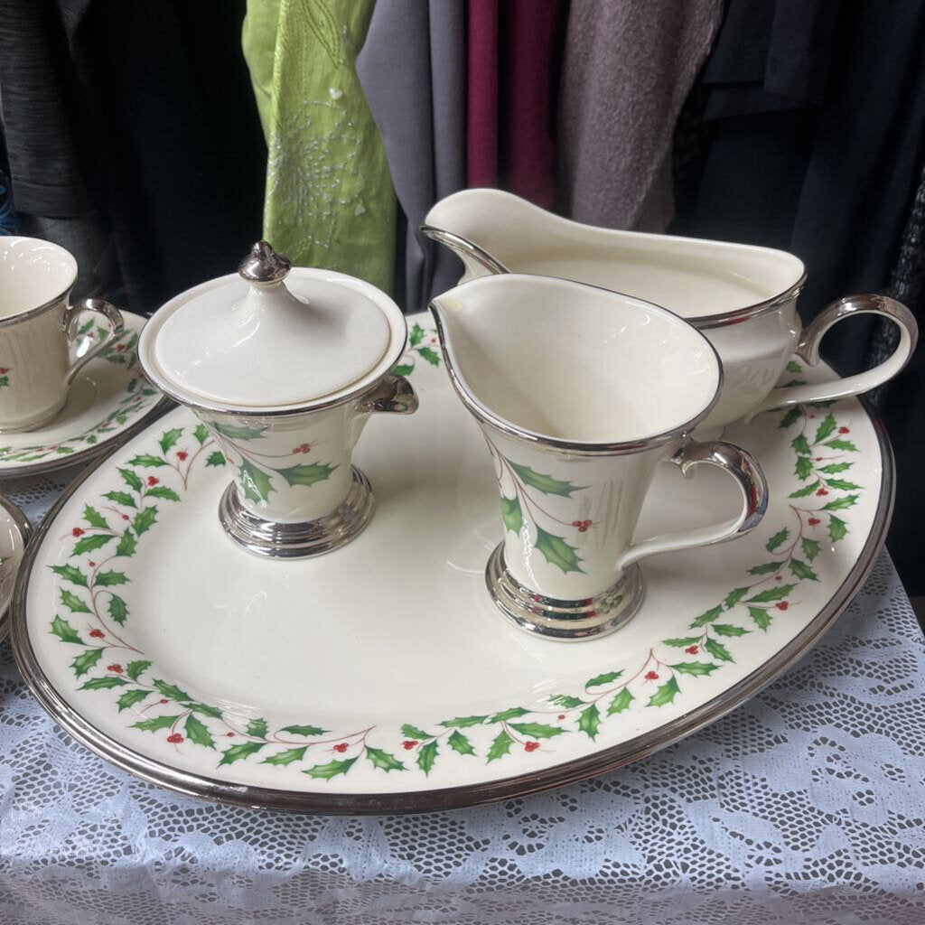 59PC LENOX CHRISTMAS DINNERWARE SET