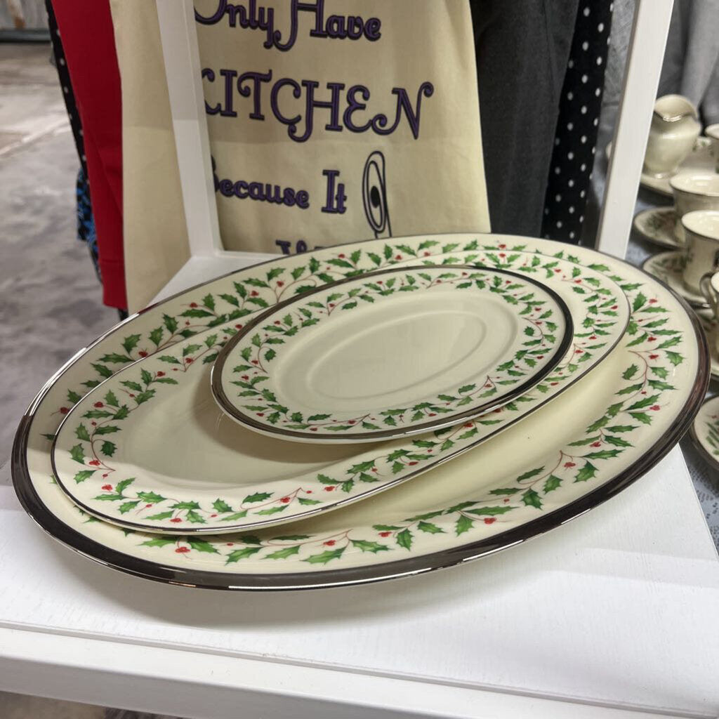 59PC LENOX CHRISTMAS DINNERWARE SET