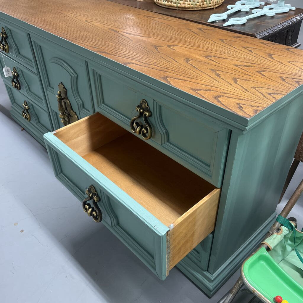 VINTAGE 9 DRAWER DRESSER