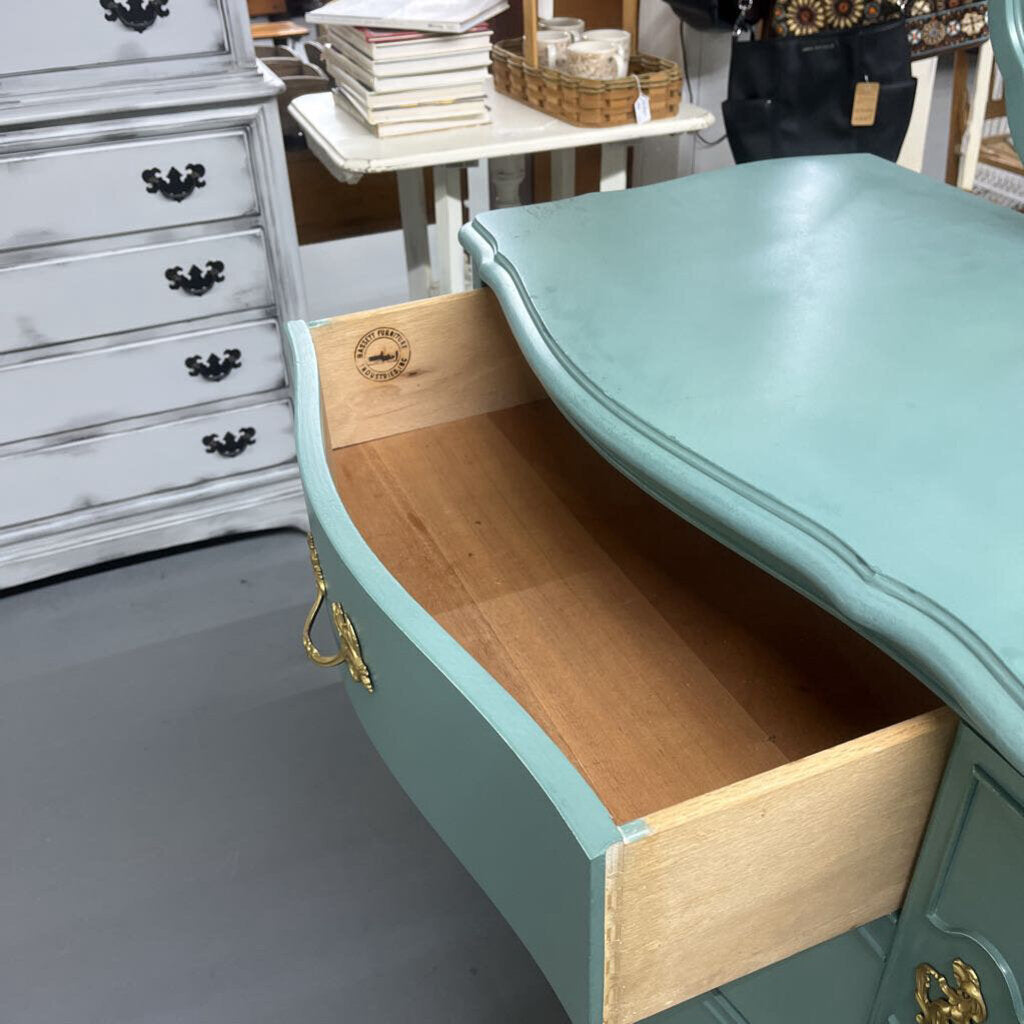 FRENCH PROVINCIAL 6 DRAWER DRESSER W/ MIRROR