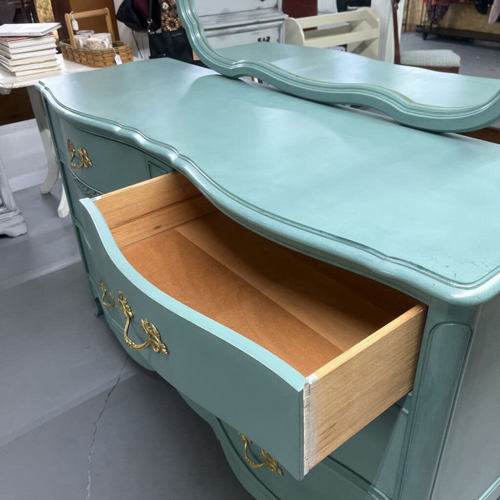 FRENCH PROVINCIAL 6 DRAWER DRESSER W/ MIRROR