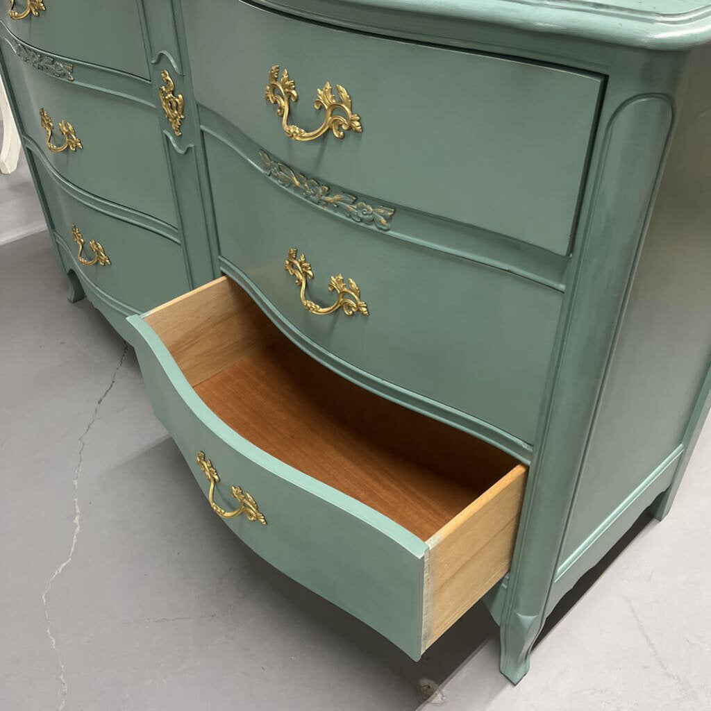 FRENCH PROVINCIAL 6 DRAWER DRESSER W/ MIRROR