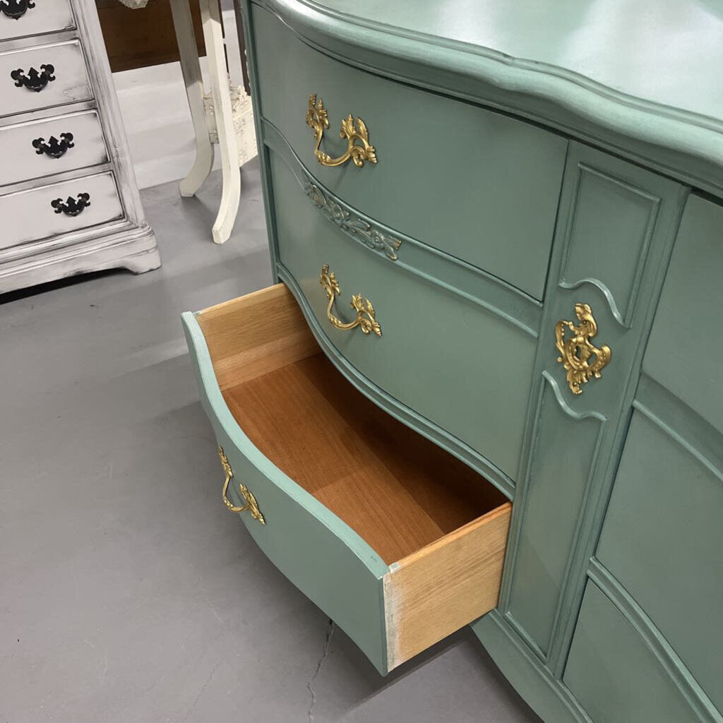 FRENCH PROVINCIAL 6 DRAWER DRESSER W/ MIRROR