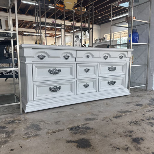 THOMASVILLE 9 DRAWER WHITE DRESSER