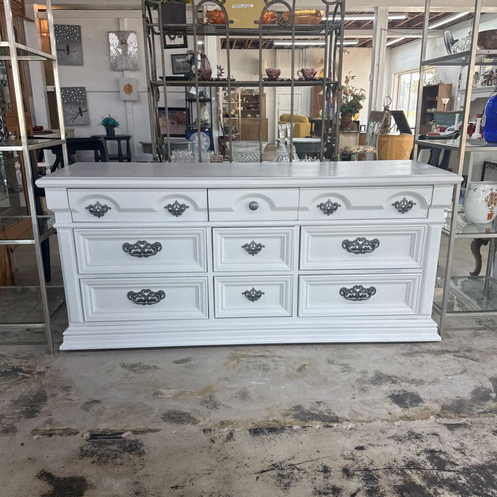 THOMASVILLE 9 DRAWER WHITE DRESSER