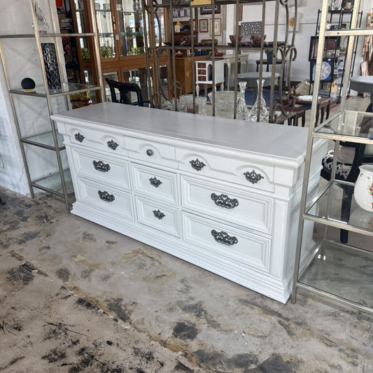 THOMASVILLE 9 DRAWER WHITE DRESSER