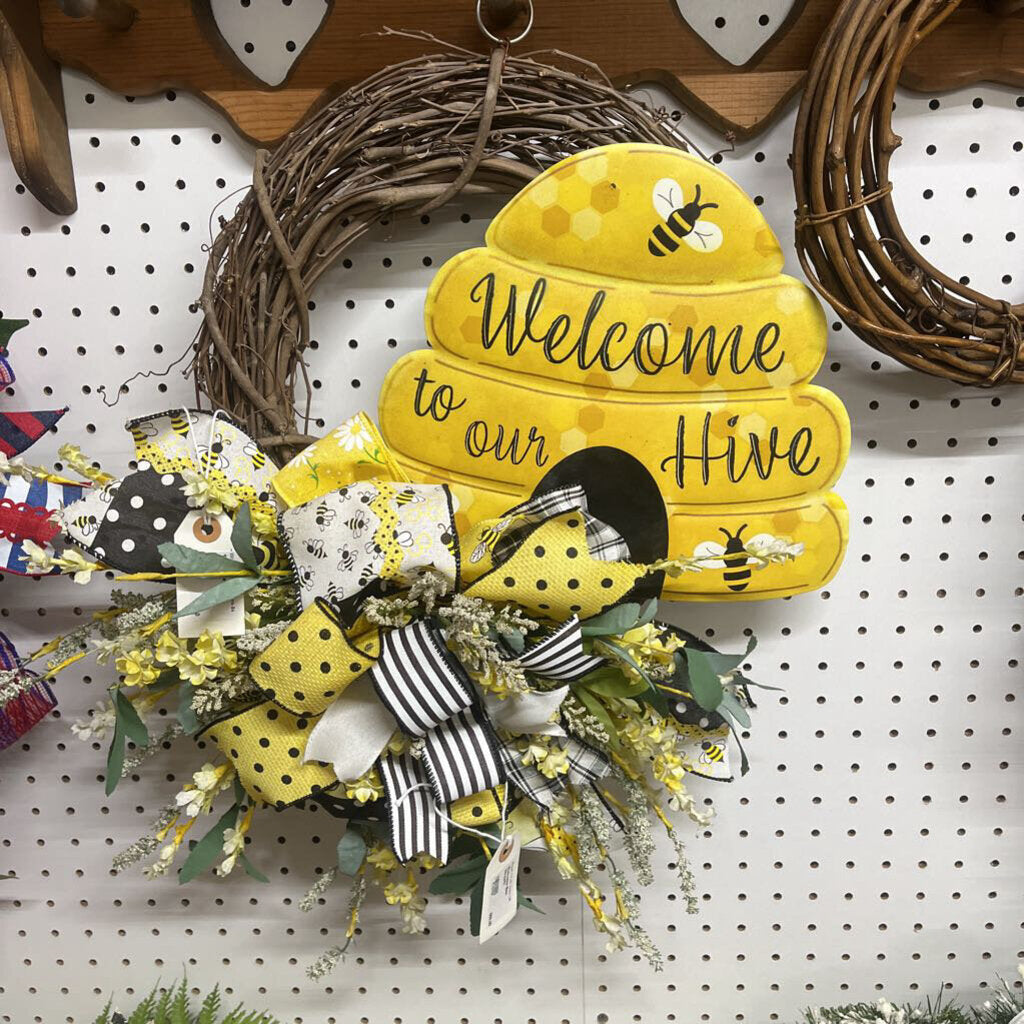 Welcome Bee Wreath