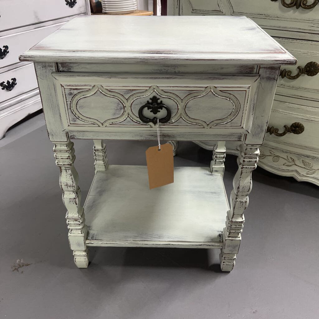 FARMHOUSE BEDSIDE TABLE W/ DRAWER