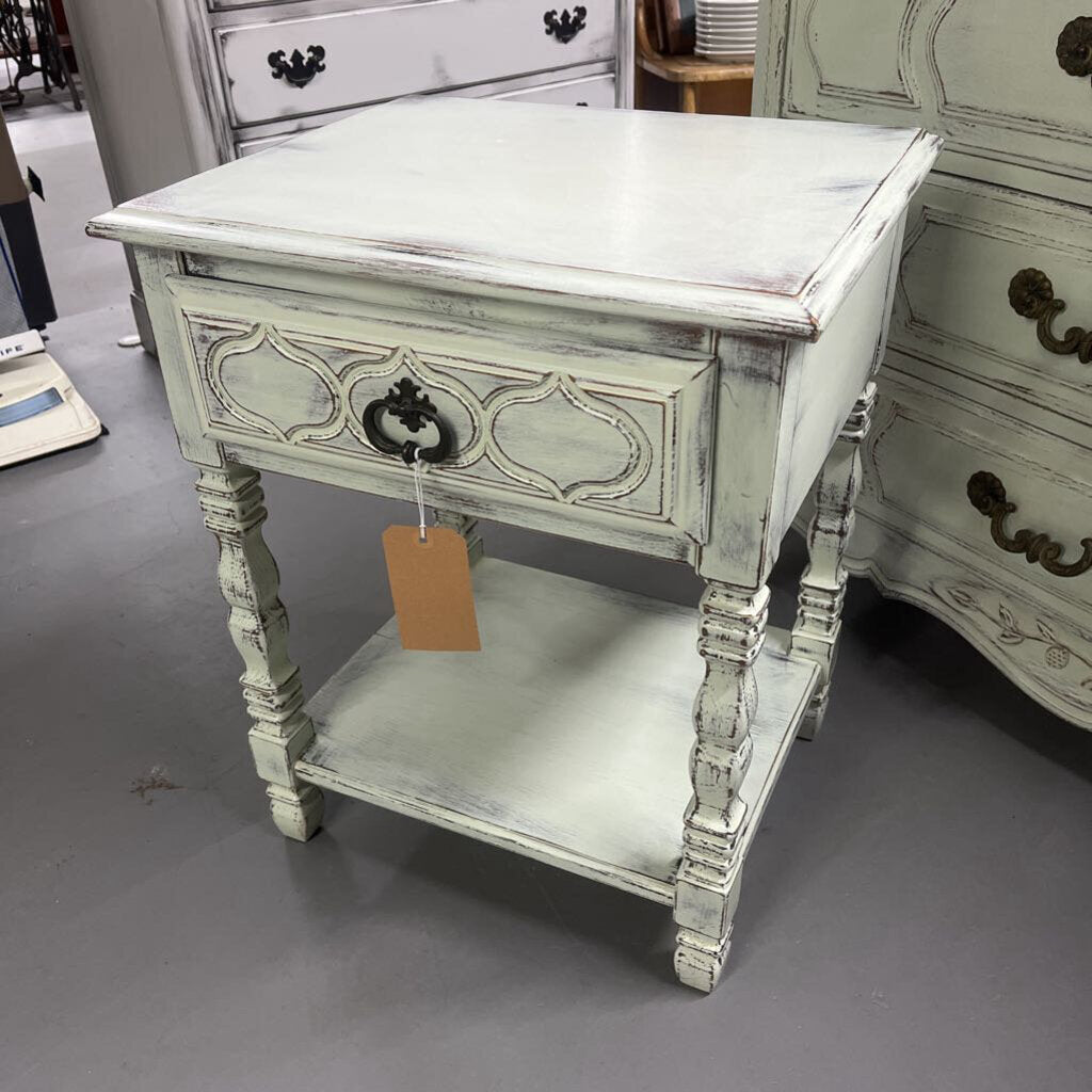 FARMHOUSE BEDSIDE TABLE W/ DRAWER