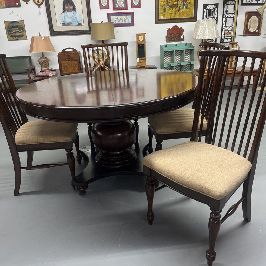 ROUND TABLE WITH CHAIRS