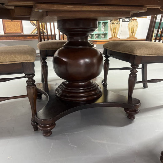 ROUND TABLE WITH CHAIRS