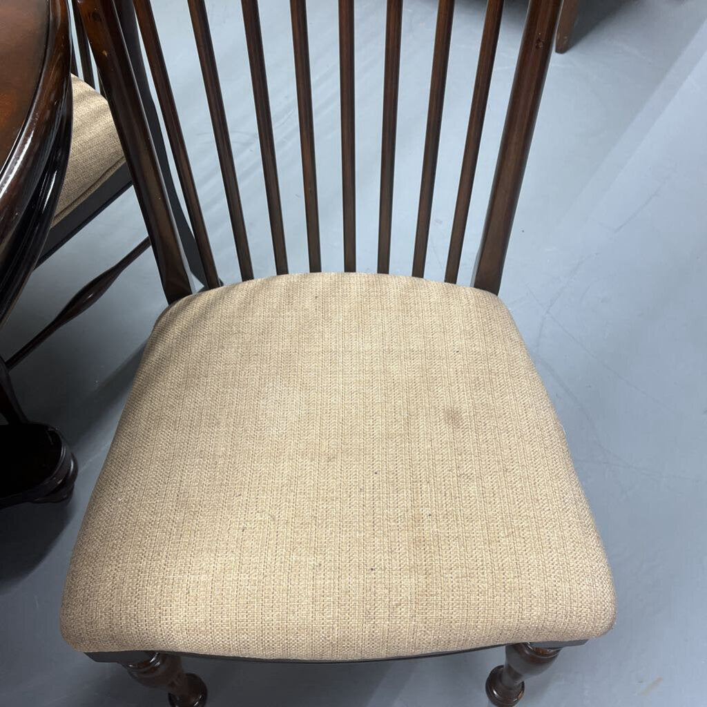 ROUND TABLE WITH CHAIRS