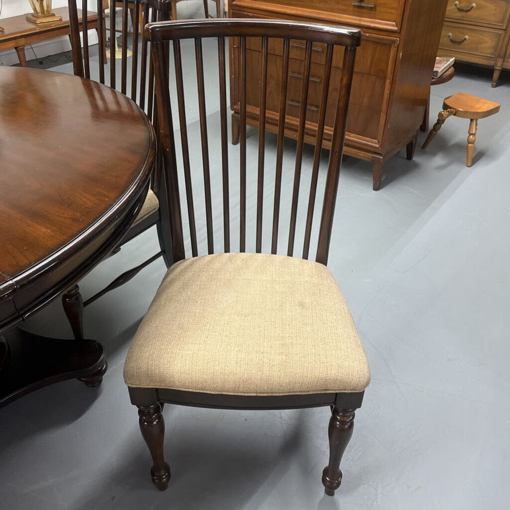 ROUND TABLE WITH CHAIRS