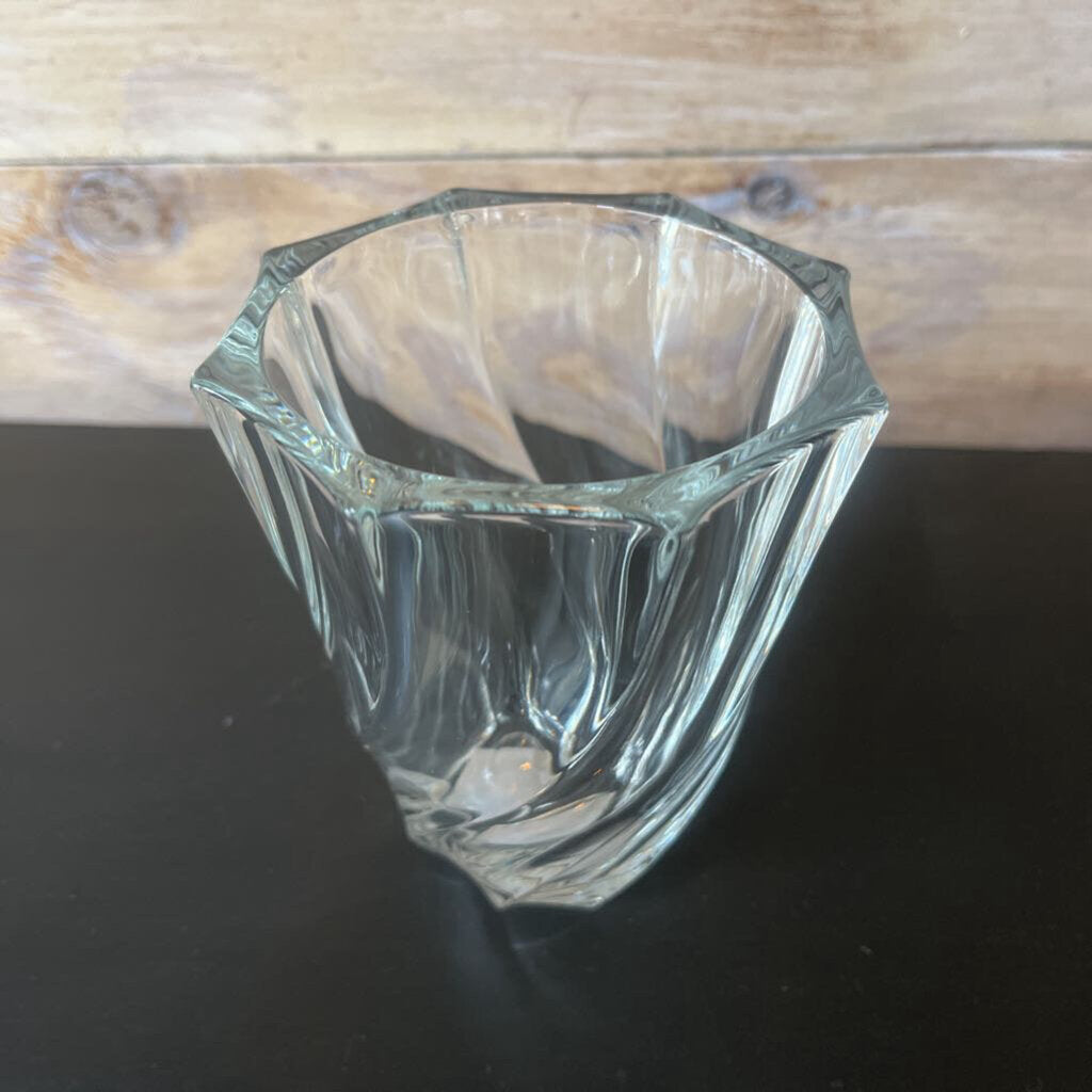 SHORT MIKASA CRYSTAL SWIRL VASE