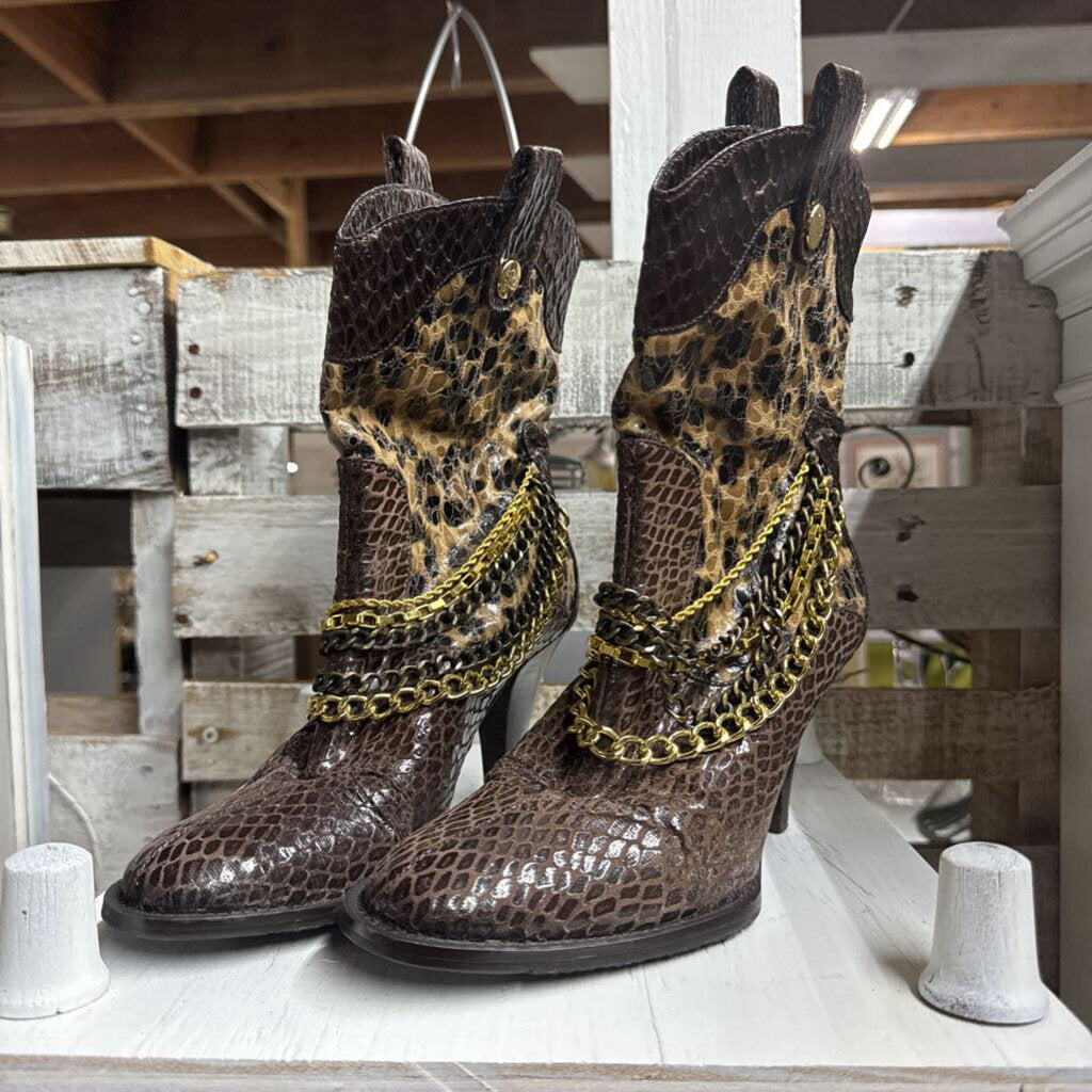 J RENEE CHAINED LEOPARD SNAKE BOOTS SZ 8