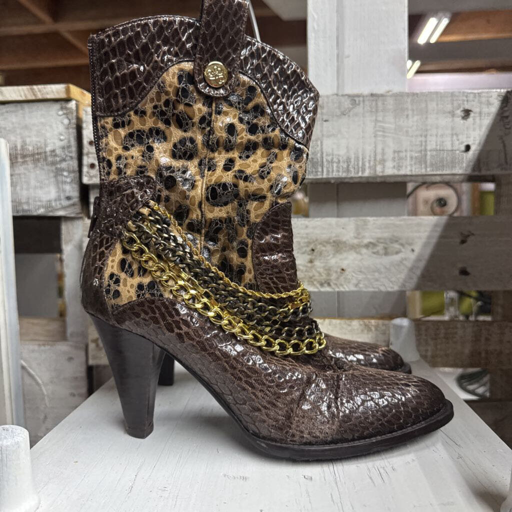 J RENEE CHAINED LEOPARD SNAKE BOOTS SZ 8