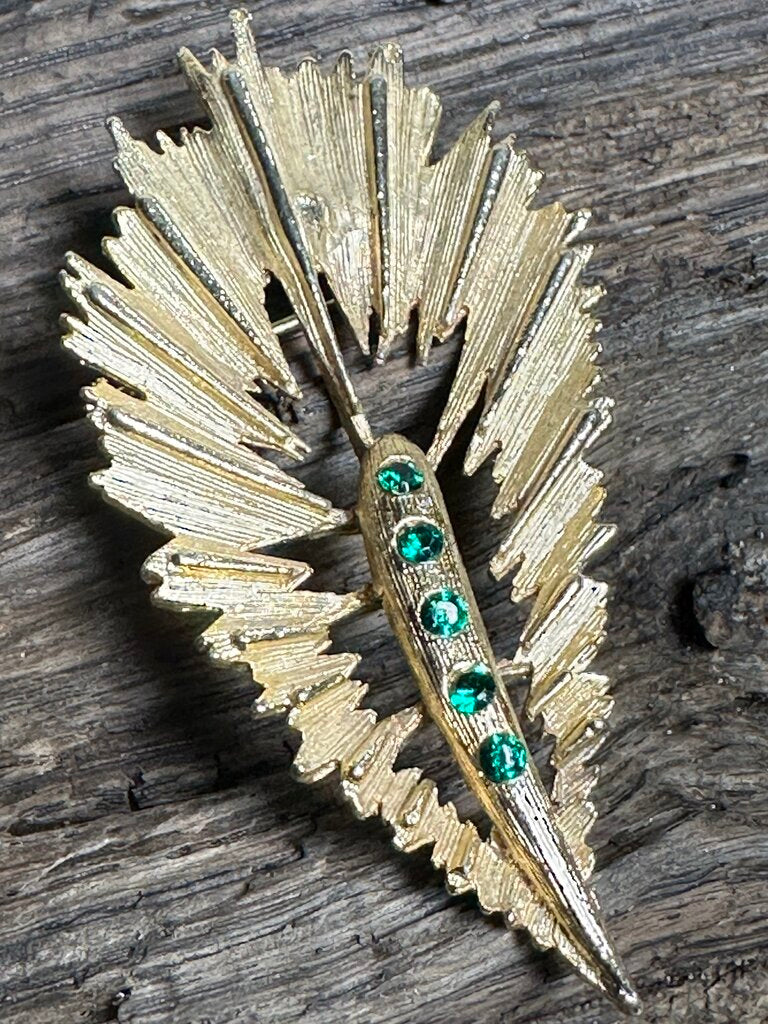 VTG GOLDTONE SPRAY BROOCH GREEN STONE