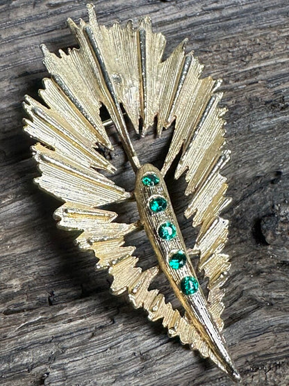 VTG GOLDTONE SPRAY BROOCH GREEN STONE