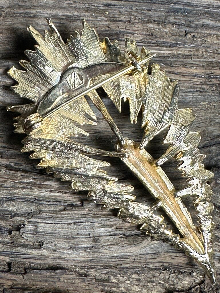 VTG GOLDTONE SPRAY BROOCH GREEN STONE