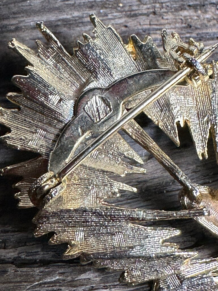 VTG GOLDTONE SPRAY BROOCH GREEN STONE