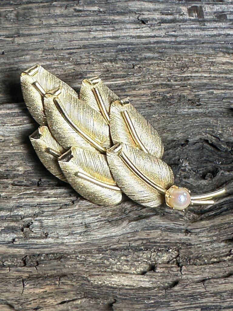 VTG GOLDTONE LEAVES BROOCH W/PEARL