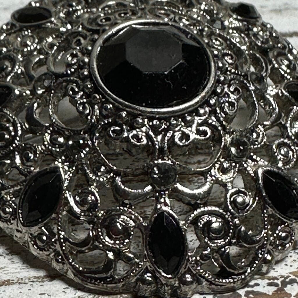 VTG SILVERTONE FILIGREE BROOCH BLACK STONES