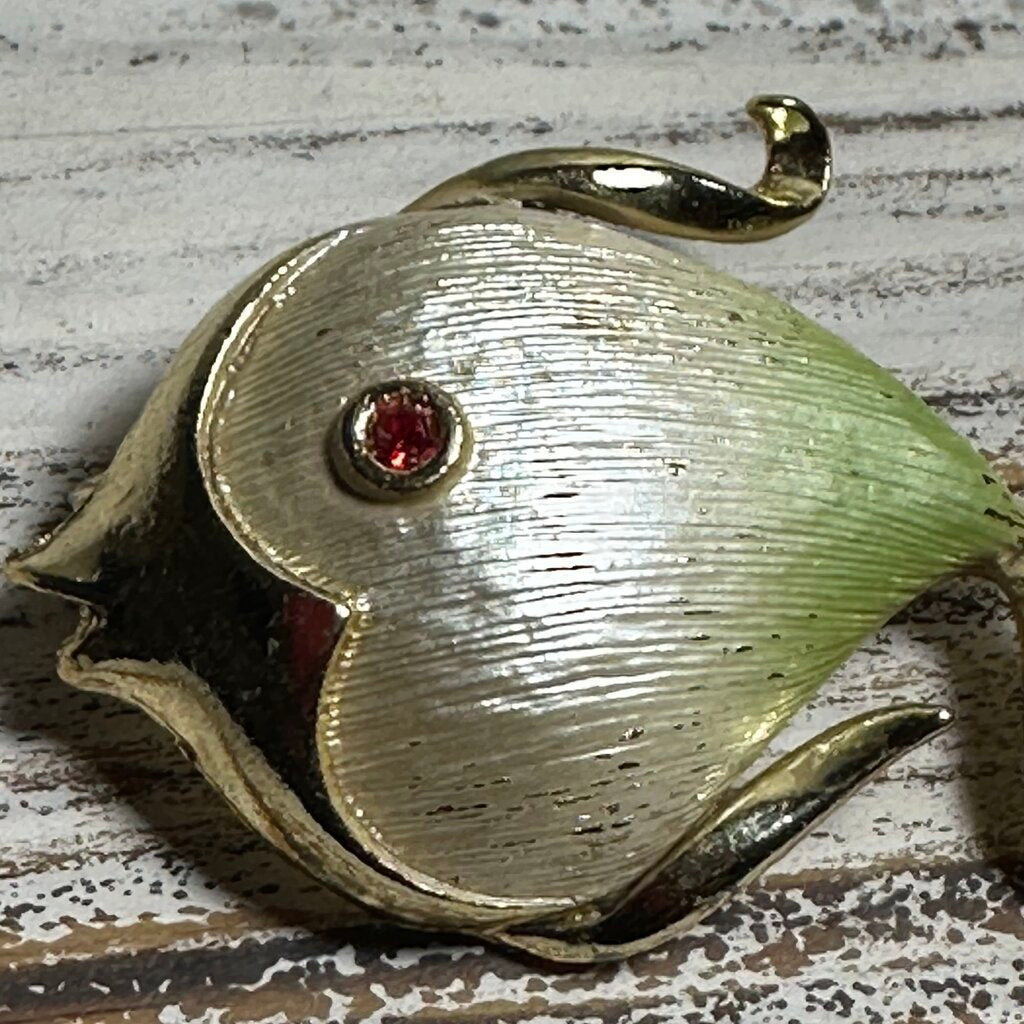 VTG GOLDTONE STYLIZED RED EYED FISH BROOCH