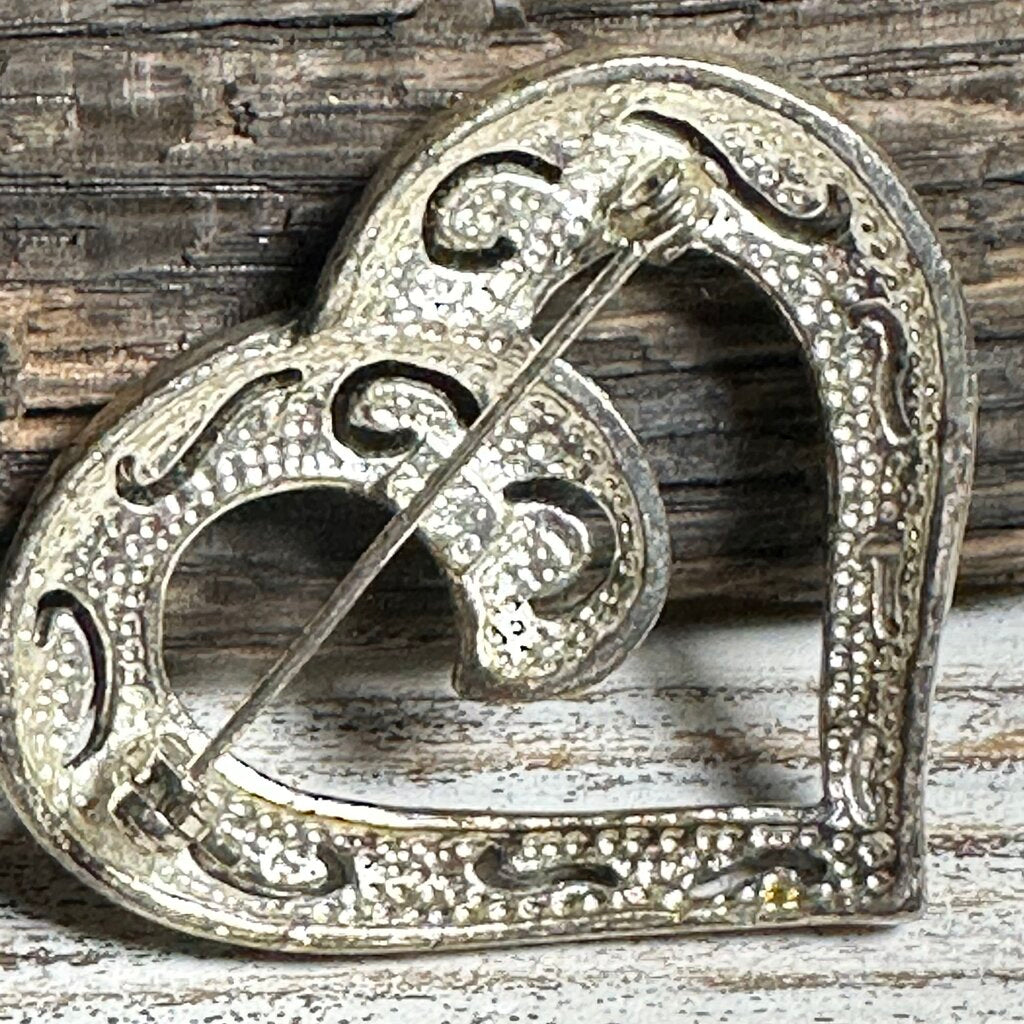 VTG SILVERTONE FILIGREE RHINESTONE HEART BROOCH