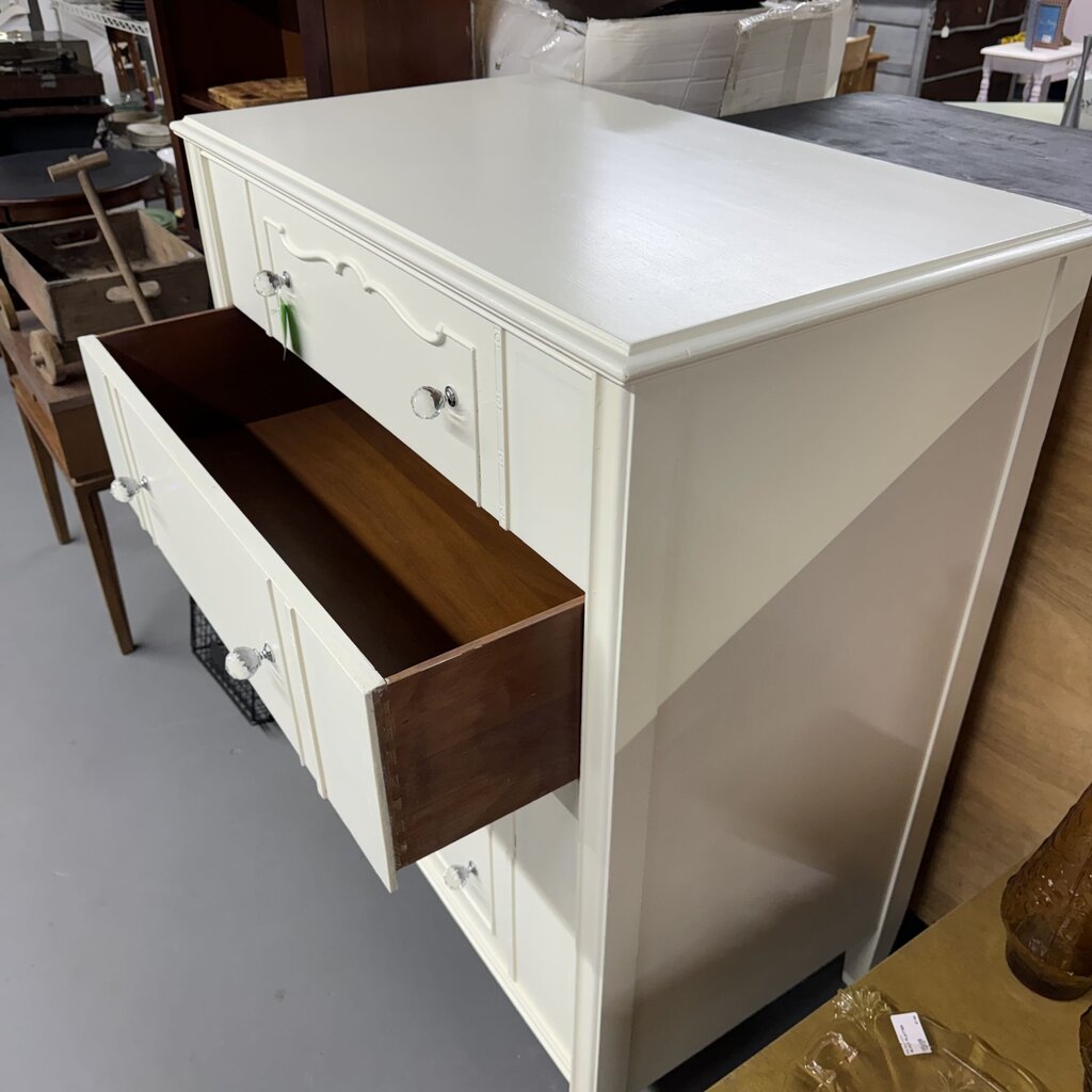 VINTAGE 4 DRAWER CHEST /DRESSER (WHITE W/ CRYSTAL PULLS)