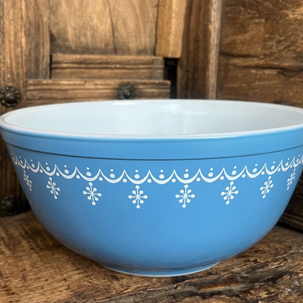 Pyrex Blue Snowflake Garland Mixing Bowl