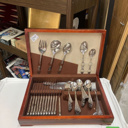 Wm Rogers AA IS Silverplate Jubilee w/ Chest - 86 pieces