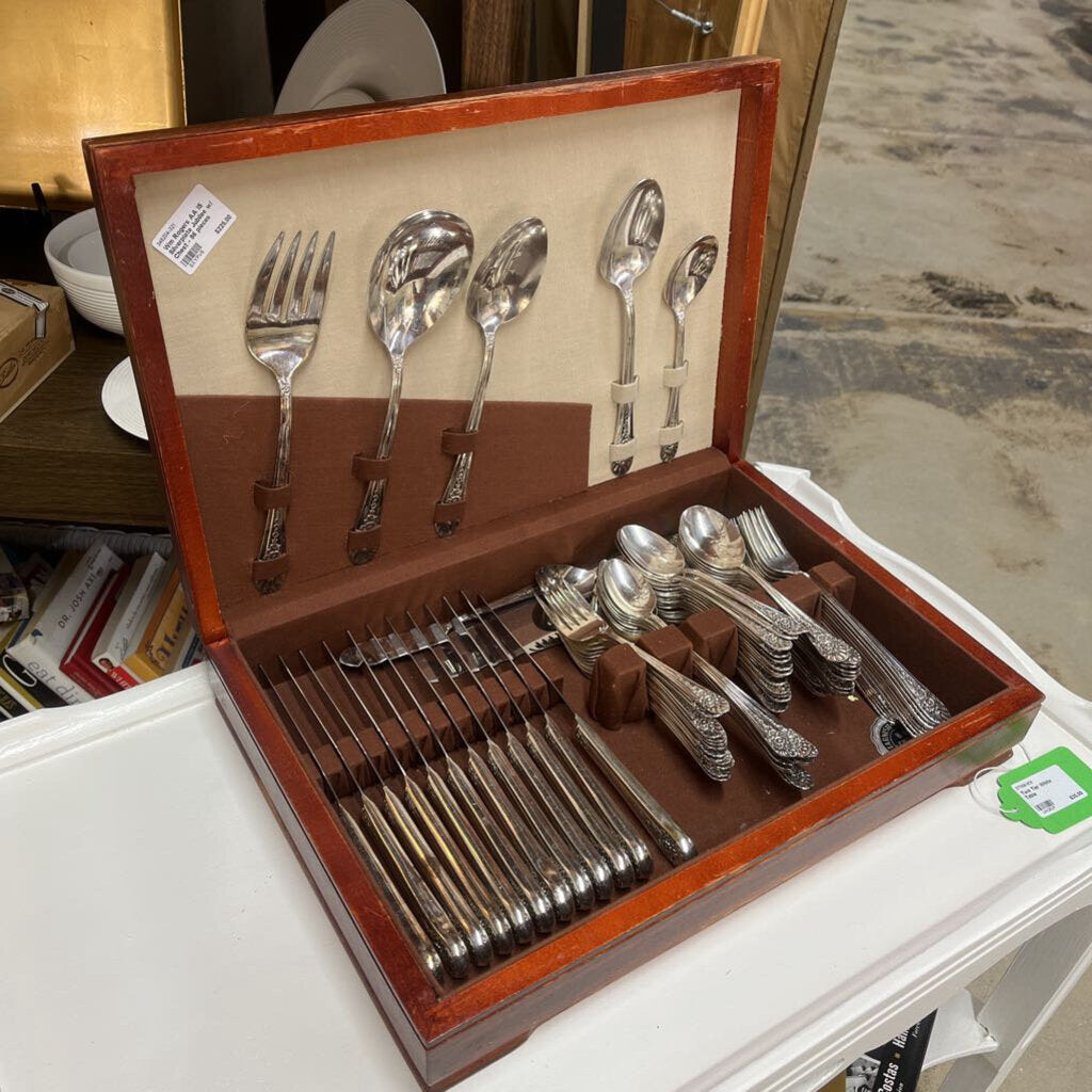 Wm Rogers AA IS Silverplate Jubilee w/ Chest - 86 pieces