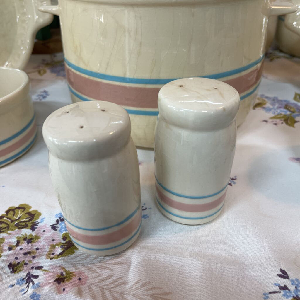 VINTAGE MCCOY POTTERY SALT & PEPPER SHAKERS