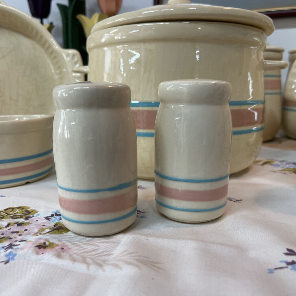 VINTAGE MCCOY POTTERY SALT & PEPPER SHAKERS