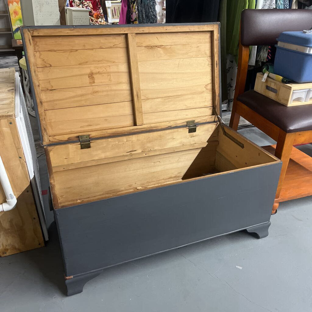 VINTAGE CHEST