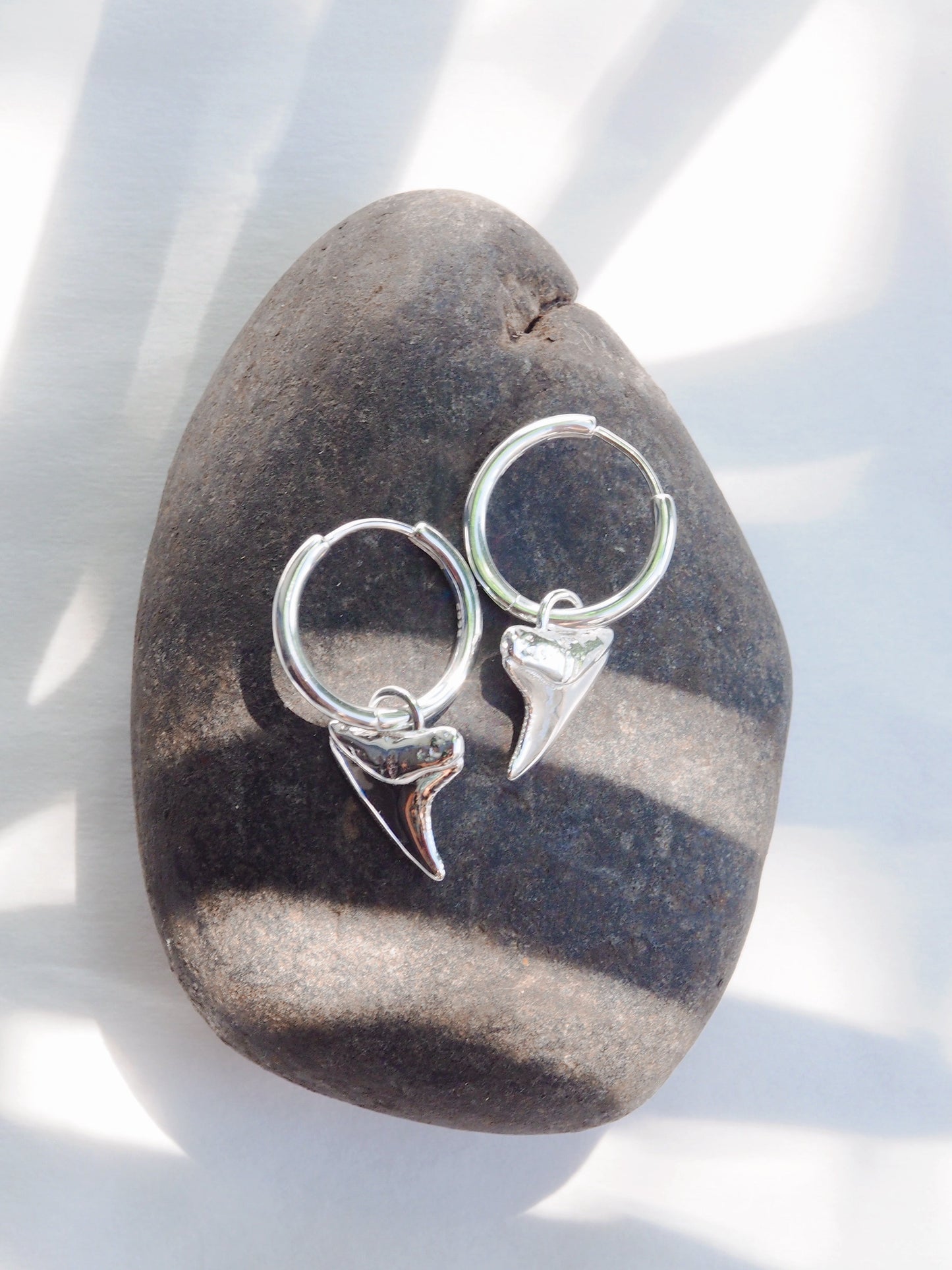 STATEMENT SHARK TOOTH HOOP EARRINGS - MANO