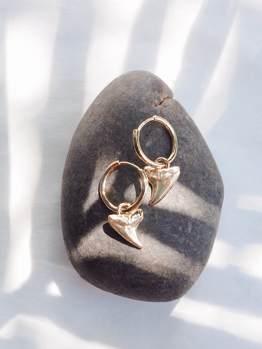 STATEMENT SHARK TOOTH HOOP EARRINGS - MANO