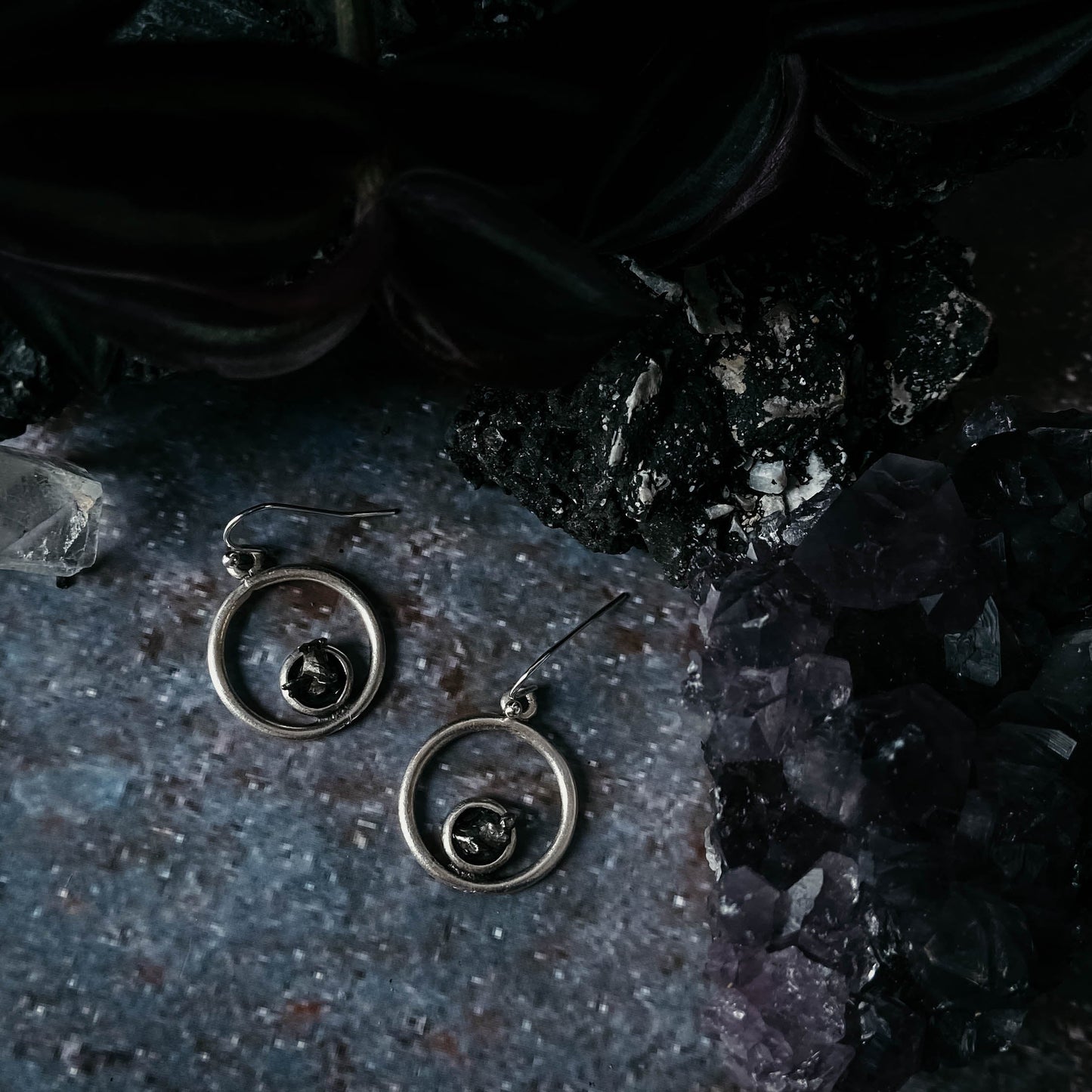 CIRCLE SILVER EARRINGS WITH RAW METEORITE