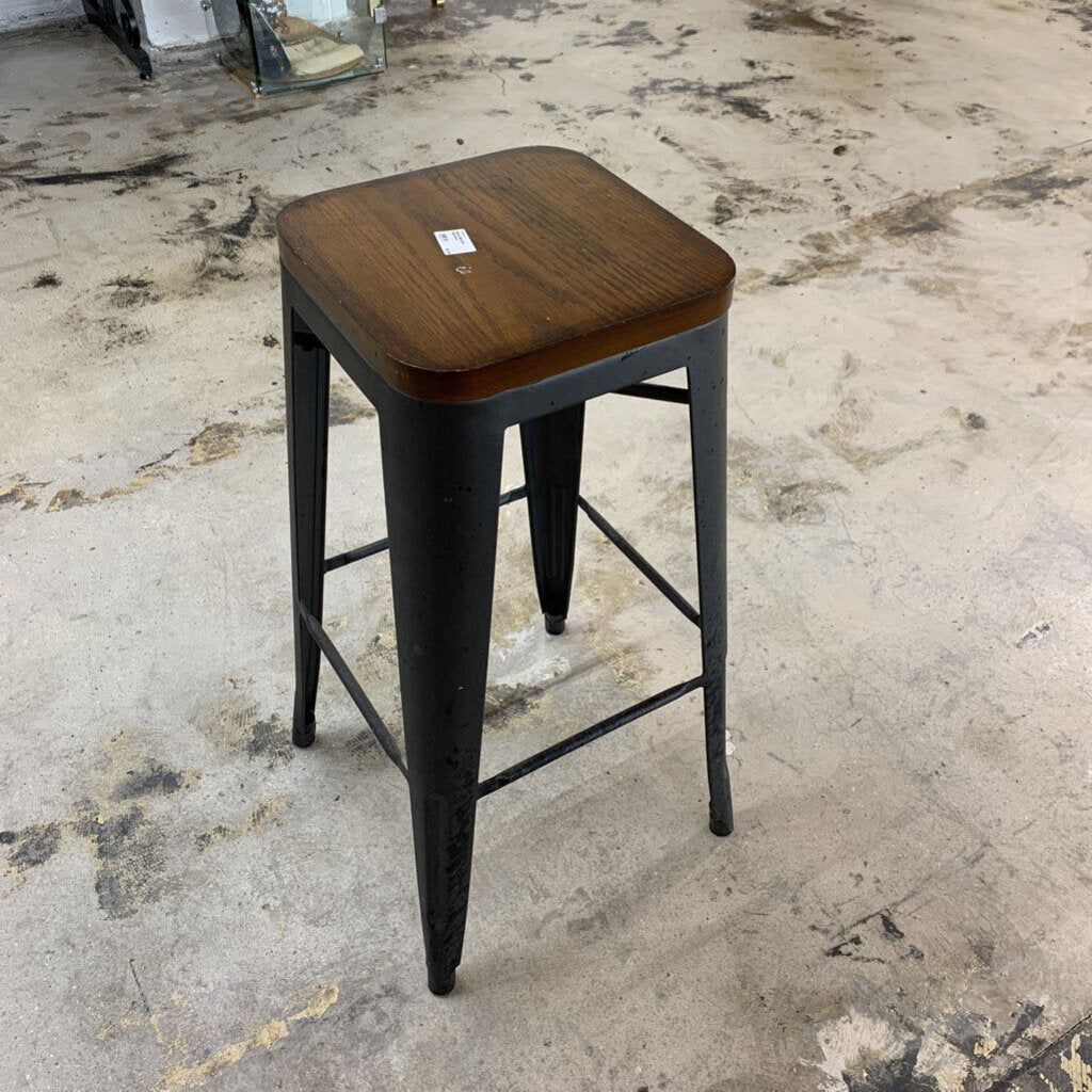 METAL BOTTOM BARSTOOL-Thriftique Marketplace