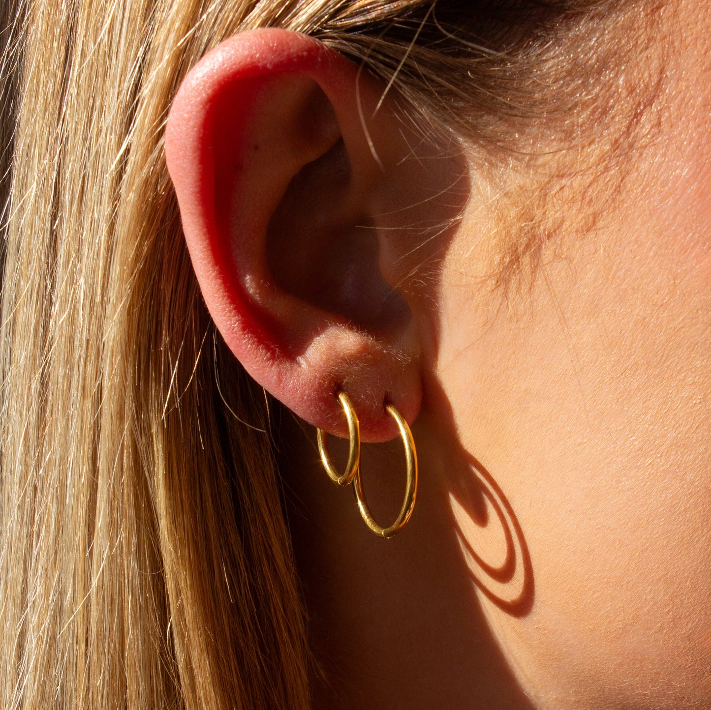 MEDIUM CLASSIC CLICKER HOOP EARRINGS