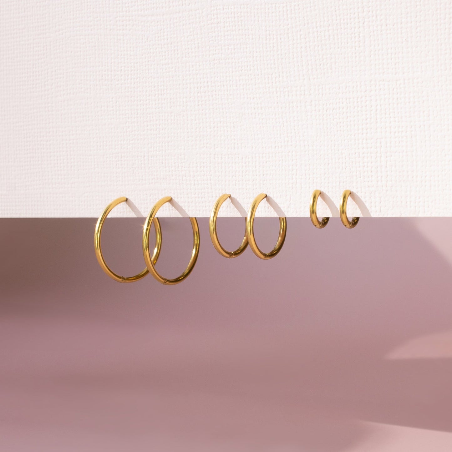 MEDIUM CLASSIC CLICKER HOOP EARRINGS