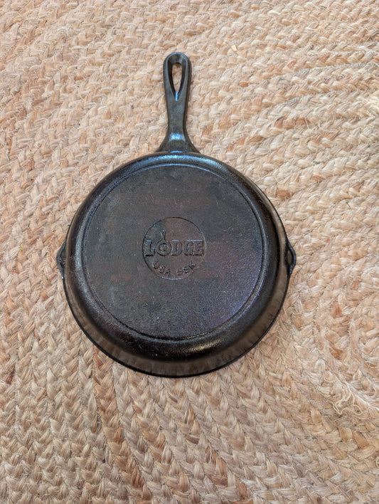 Lodge USA 5SK 8 Cast Iron Skillet #2 Double Pour Spouts