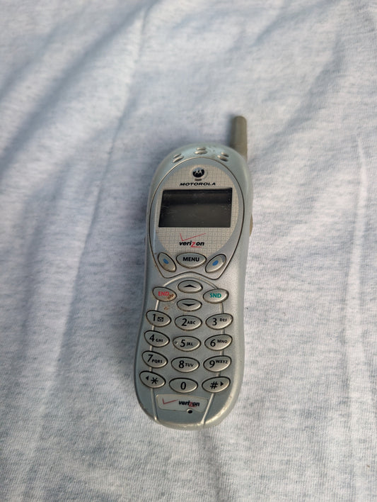 MOTOROLA 120E  SILVER (VERIZON) CELLULAR CELL PHONE