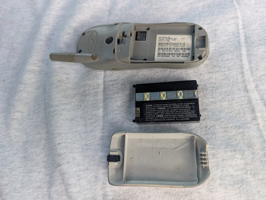 MOTOROLA 120E  SILVER (VERIZON) CELLULAR CELL PHONE