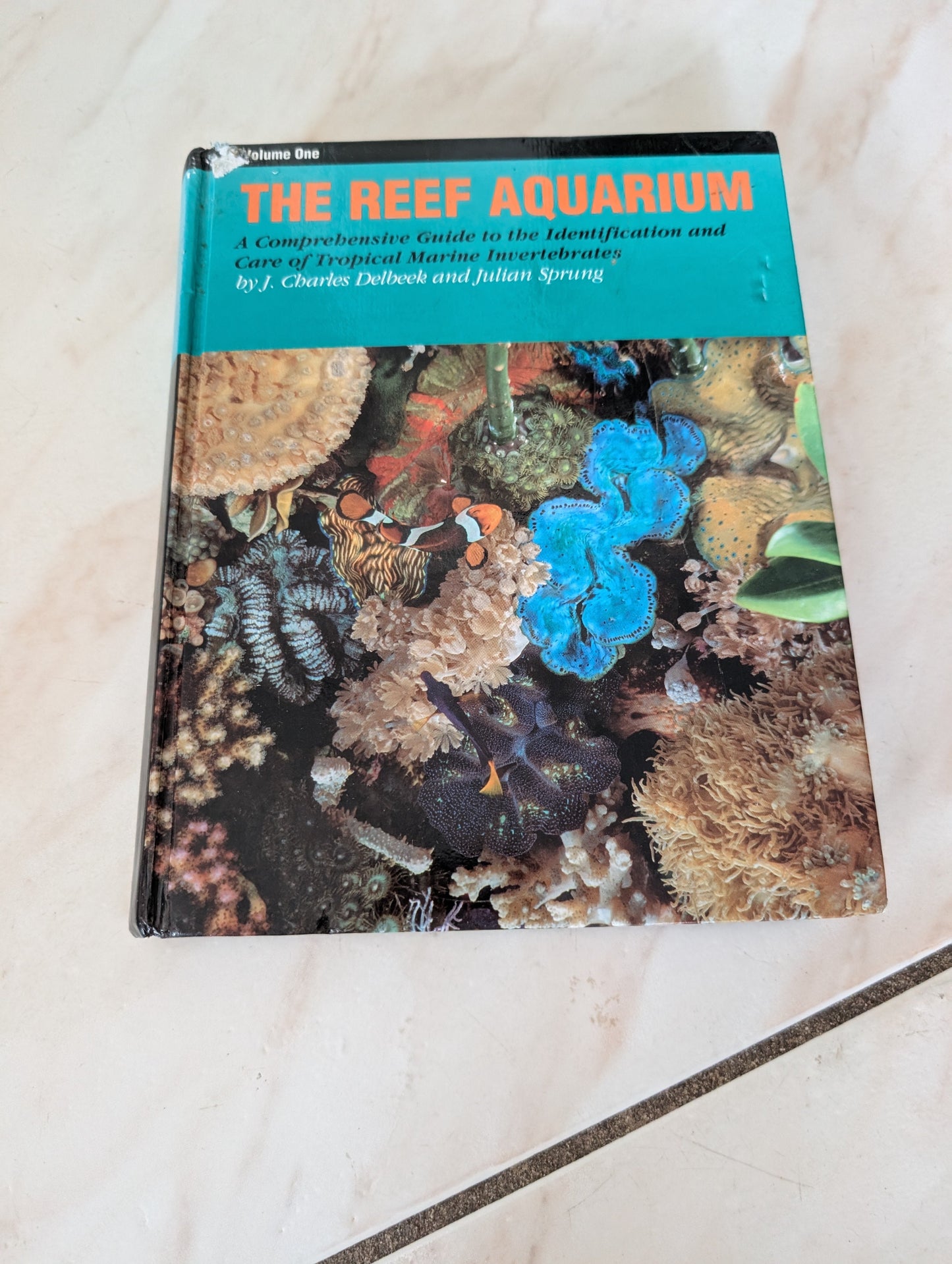 THE REEF AQUARIUM: A COMPREHENSIVE GUIDE TO THE IDENTIFICATION AND CARE OF TROPICAL MARINE INVERTEBRATES - BOOK BY J. CHARLES DELBEEK AND JULIAN SPRUNG