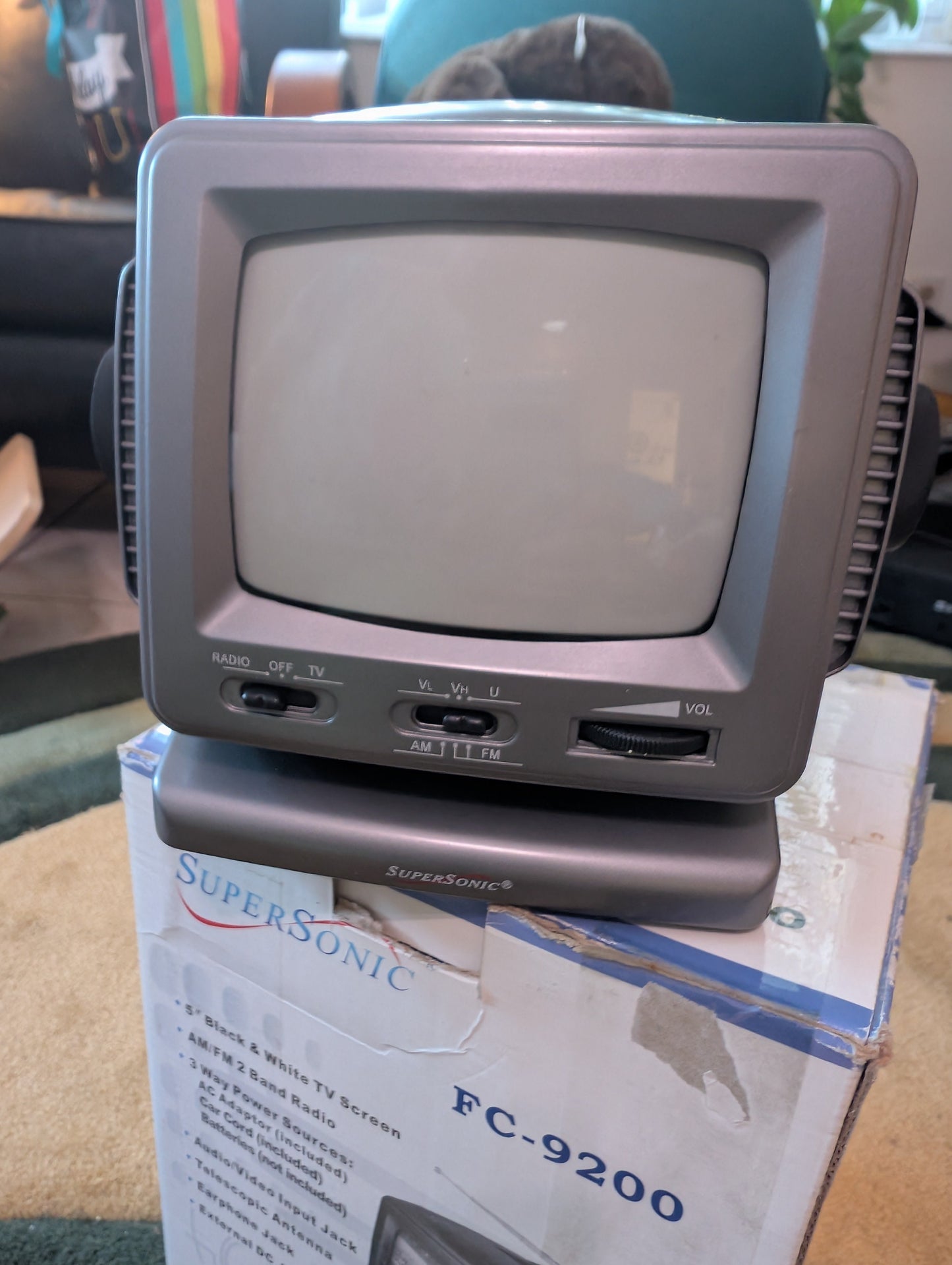 SUPERSONIC FC-9200; 5 PORTABLE BLACK & WHITE TV WITH AM/FM RADIO