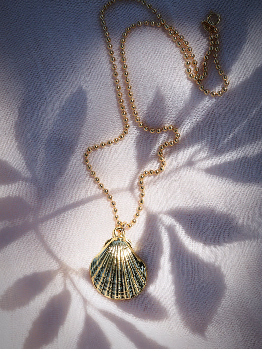 STATEMENT LARGE GOLD SEASHELL NECKLACE - KAIAPO