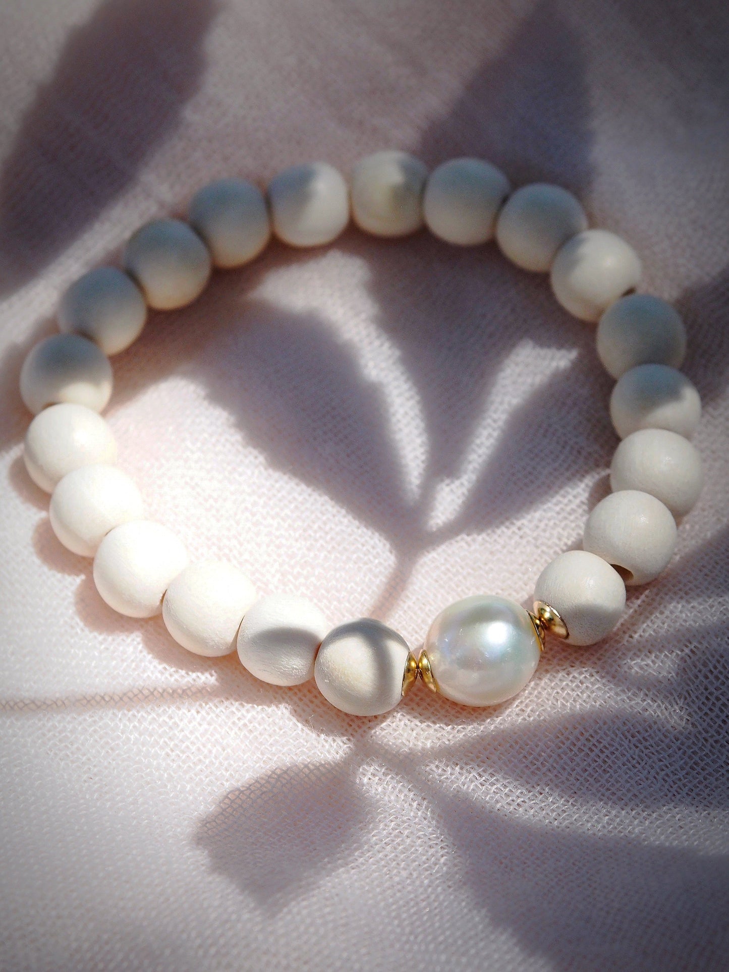 STRETCHY WHITE PEARL LIGHT WOOD BRACELET - KAHULA