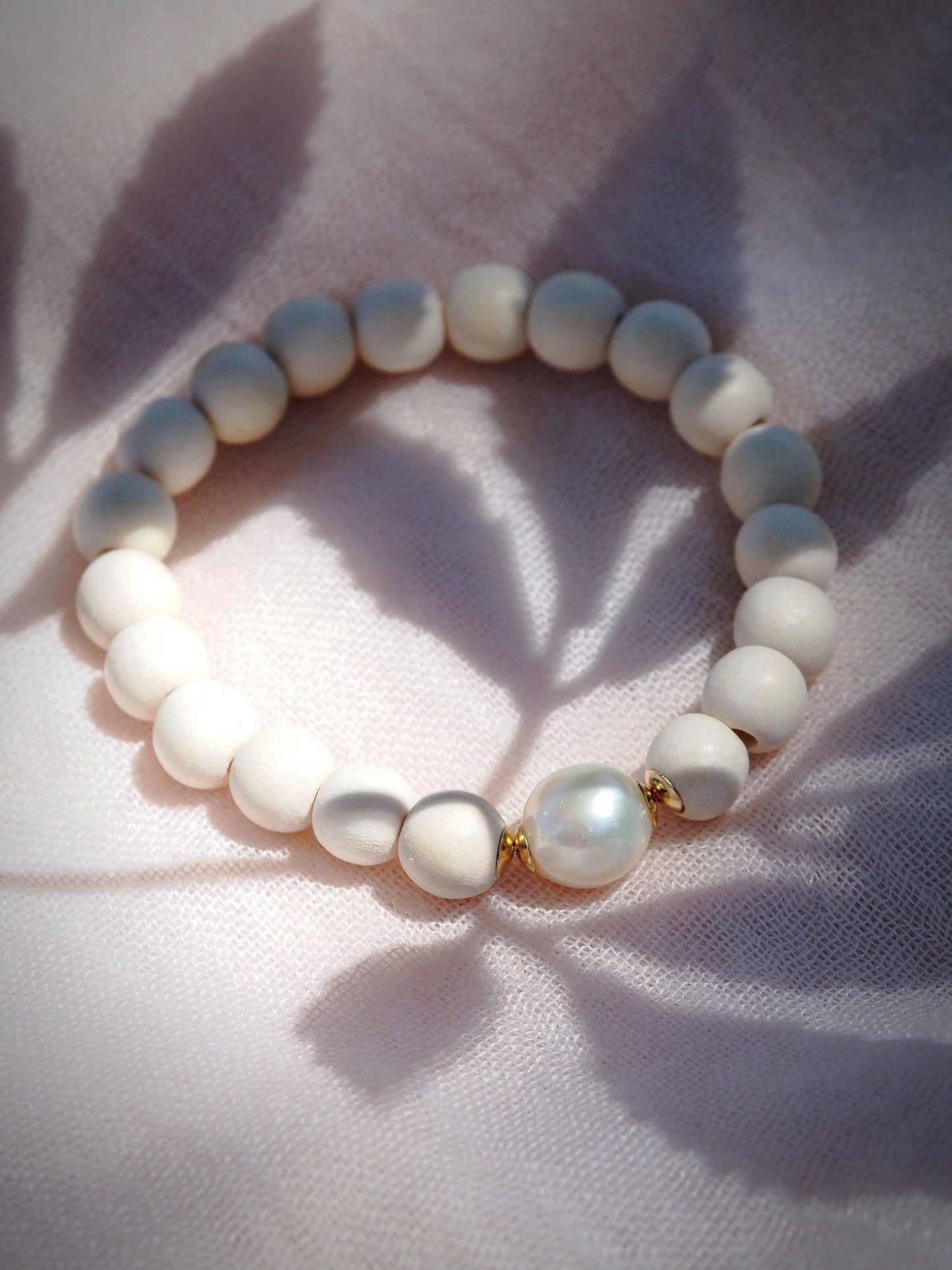 STRETCHY WHITE PEARL LIGHT WOOD BRACELET - KAHULA