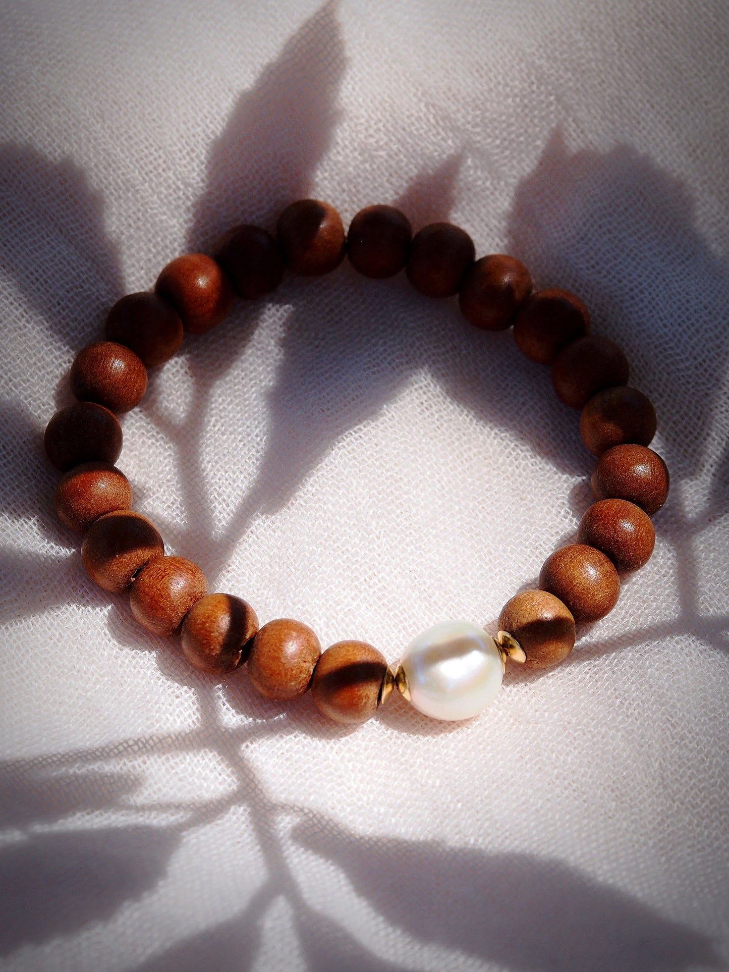 STRETCHY WHITE PEARL SANDALWOOD BRACELET - KAMAHA'O